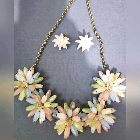 EdenDesign Jewelry Jewelry - RARE Vintage Pastel Lucite Daisy Necklace